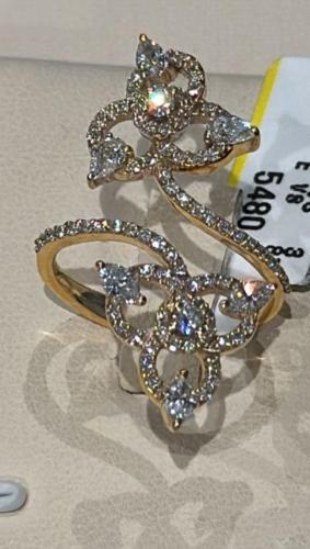 خاتم ذهب اصفر عيار 18 مزين بالالماس.  الوزن. 5.13 جم