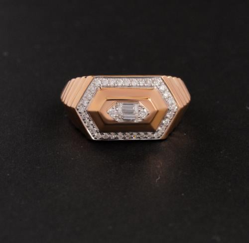 خاتم ذهب اصفر عيار 18 مزين بالألماس الابيض