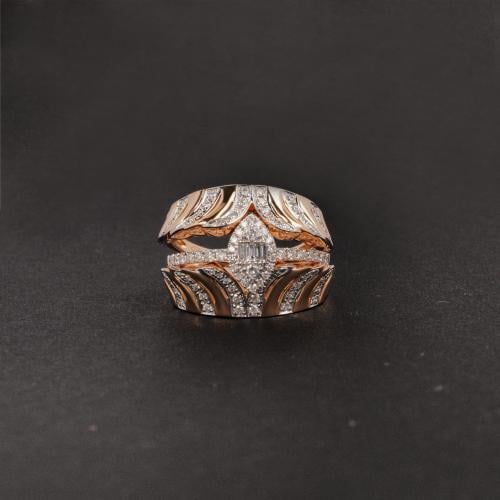 خاتم ذهب عيار 18 مزين بالألماس الابيض