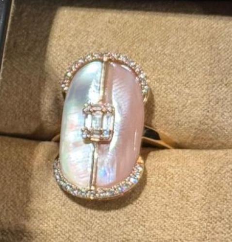 خاتم ذهب عيار 18 مزين بالالماس والاحجار الكريمه      الوزن.        3.607g