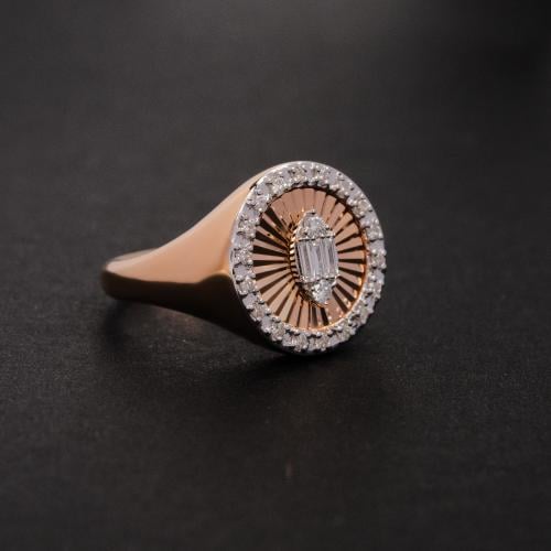 خاتم ذهب اصفر عيار 18 مزين بالألماس الابيض