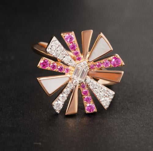 خاتم ذهب اصفر عيار 18 مزين بالألماس الابيض والأحجار الكريمة