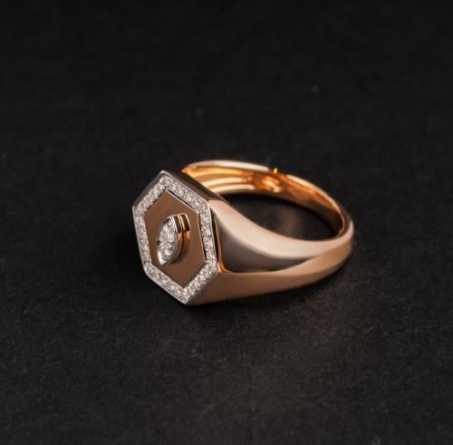 خاتم ذهب وردي عيار 18 مزين بالألماس الابيض