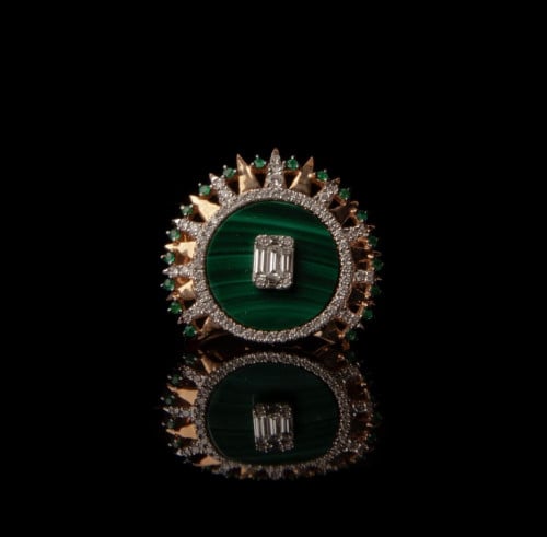 خاتم ذهب اصفر عيار 18 مزين بالألماس والأحجار الكريمة