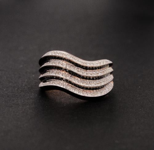 خاتم ذهب اصفر عيار 18 مزين بالألماس الابيض