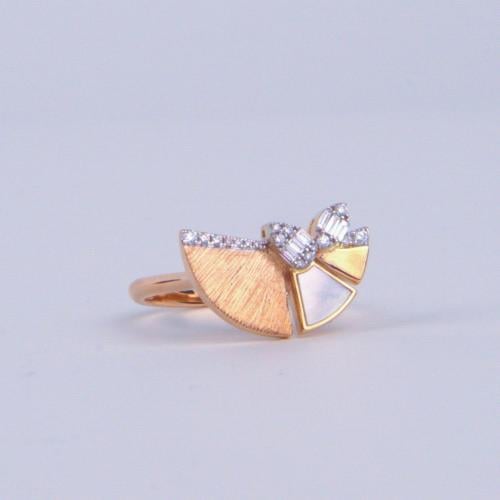 خاتم ذهب اصفر عيار 18 مزين بالألماس الابيض