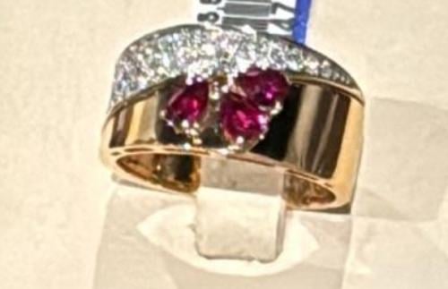 خاتم ذهب اصفر عيار 18 مزين بالالماس   الوزن 7.92