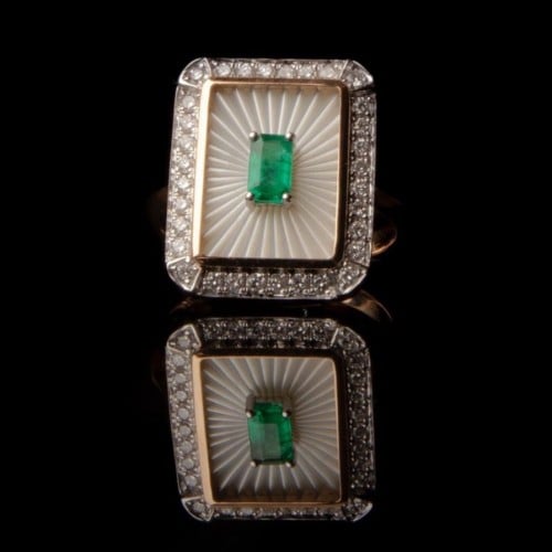 خاتم ذهب اصفر عيار 18 مزين بالألماس الابيض والأحجار الكريمة