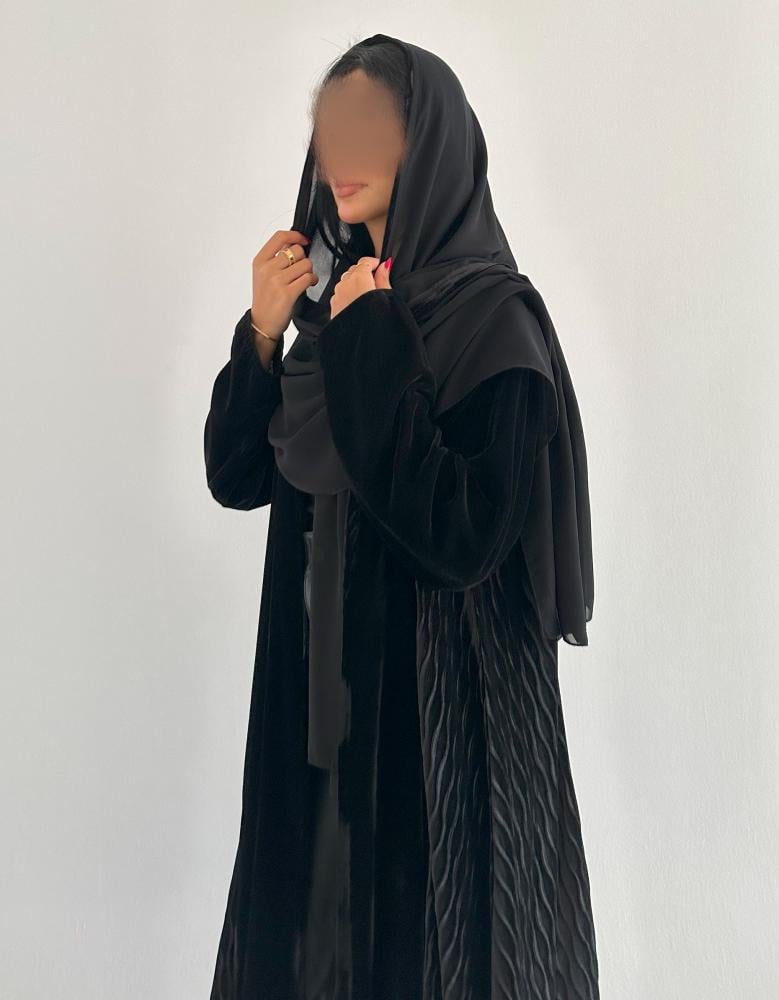 مخمل اسود ساده مع جوانب مخمل محفر كلوش