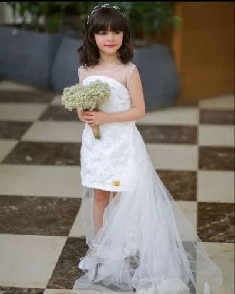 كيف تختارين فستان بذيل طويل مثالي لطفلتك