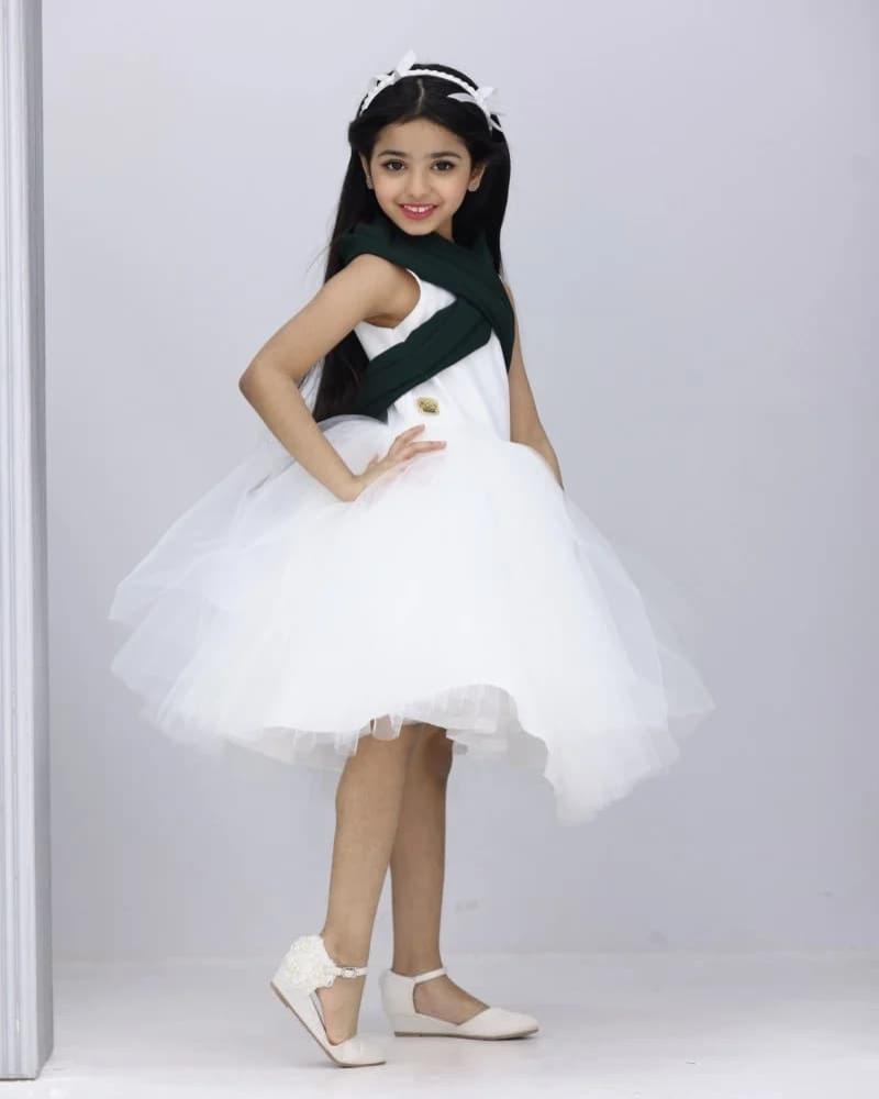 اكتشف جاذبية فساتين بيضاء للاطفال