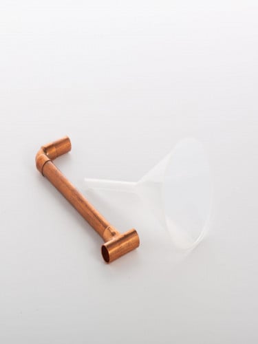 حامل نحاسي وقمع زجاجي