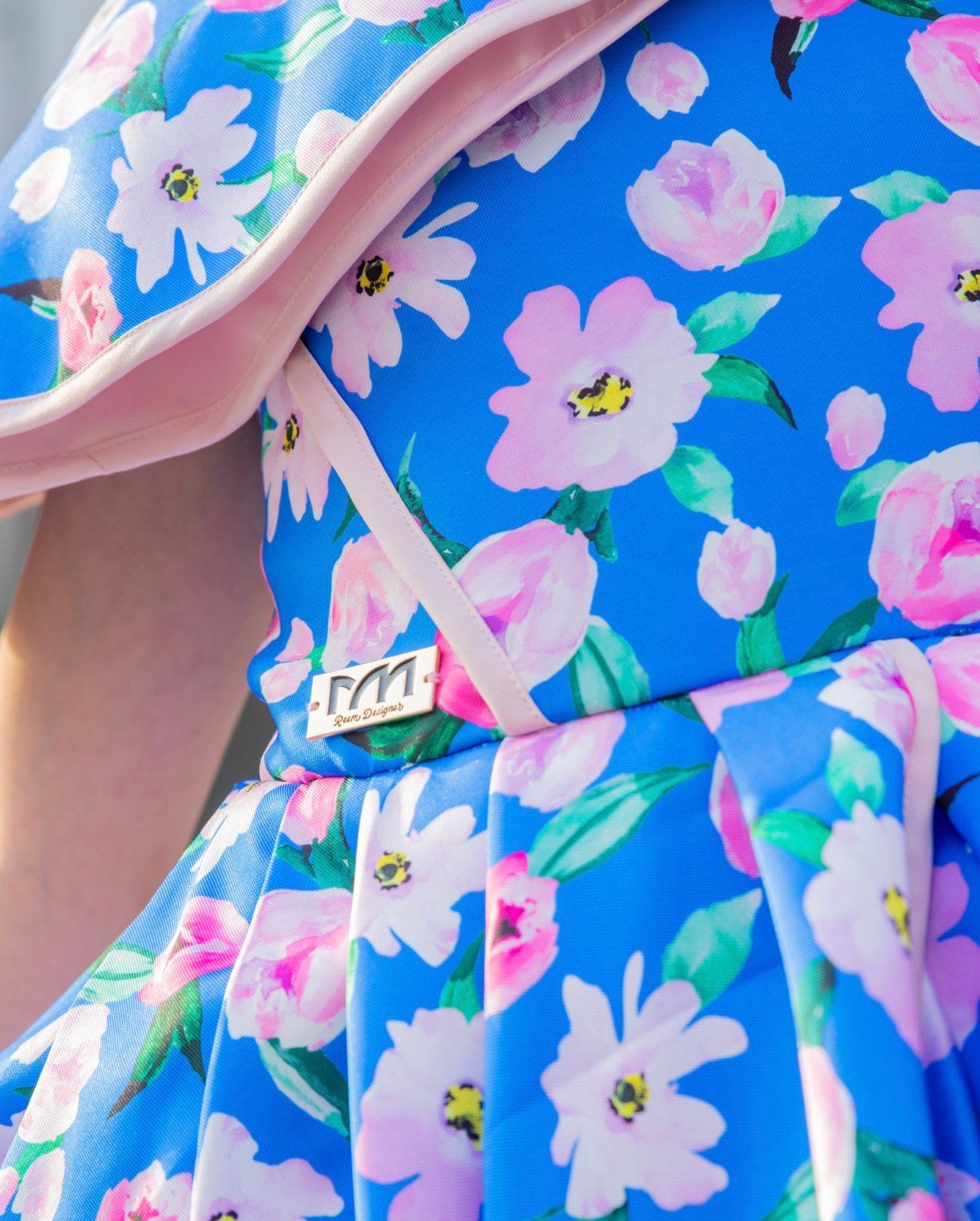 فستان فلورا الأنيق بنقشة الأزهار – لون أزرق ملكي