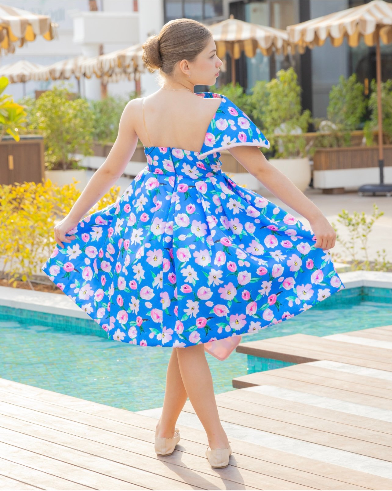 فستان فلورا الأنيق بنقشة الأزهار – لون أزرق ملكي