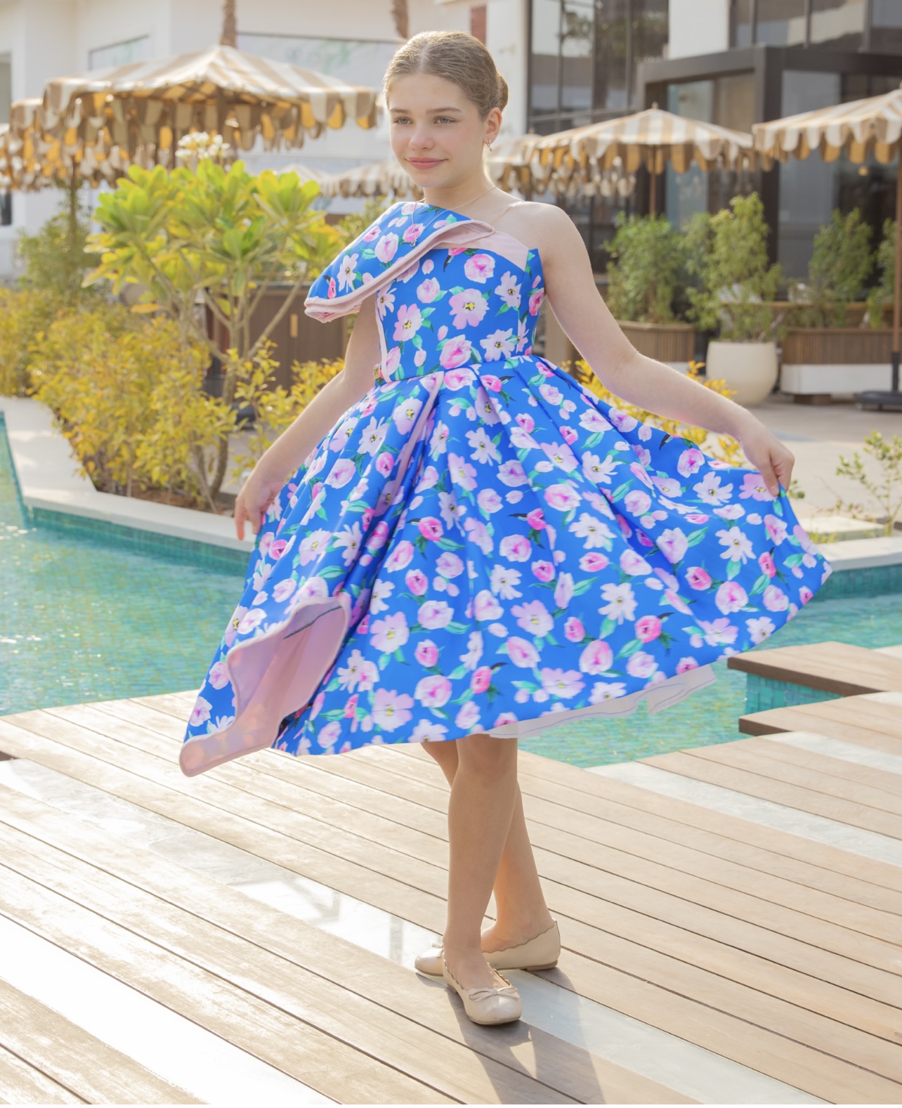 فستان فلورا الأنيق بنقشة الأزهار – لون أزرق ملكي