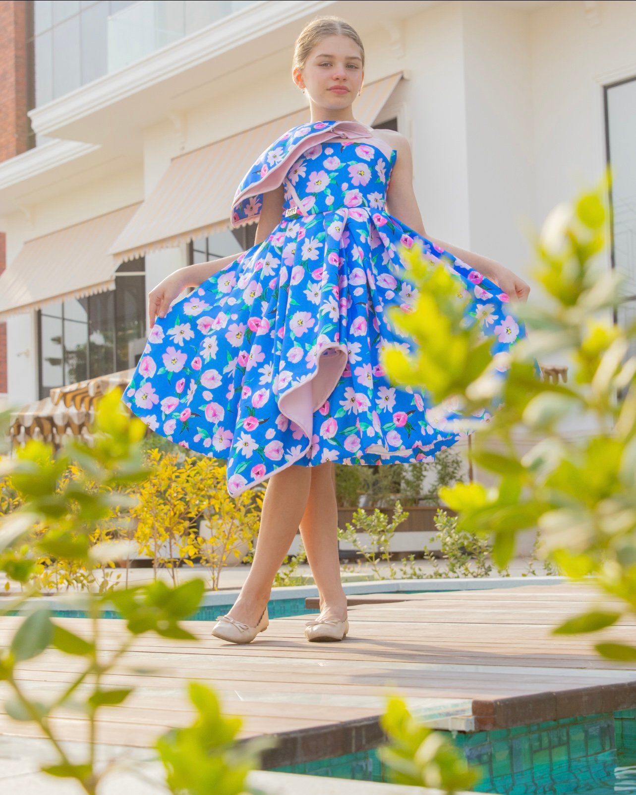 فستان فلورا الأنيق بنقشة الأزهار – لون أزرق ملكي