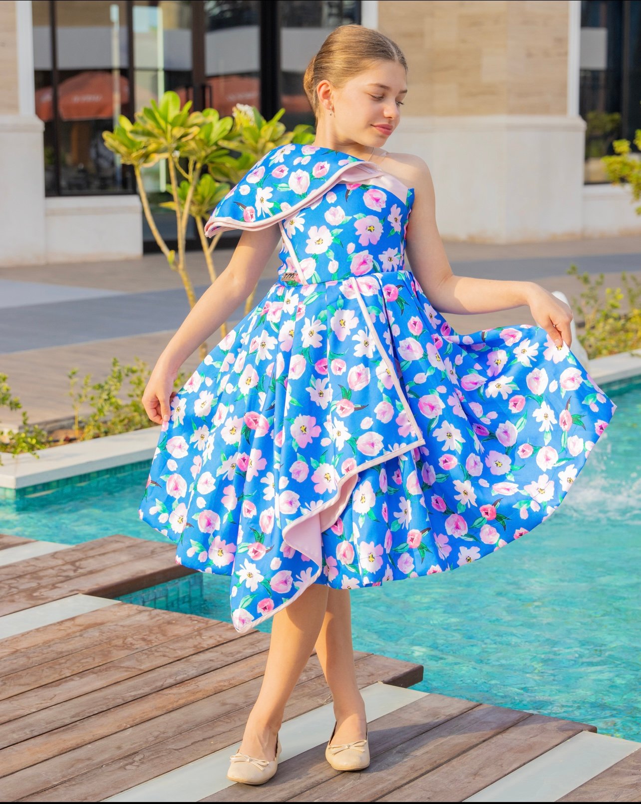 فستان فلورا الأنيق بنقشة الأزهار – لون أزرق ملكي