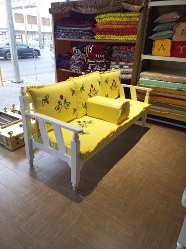 جلسة تطريز قطري مع كرسي خشب