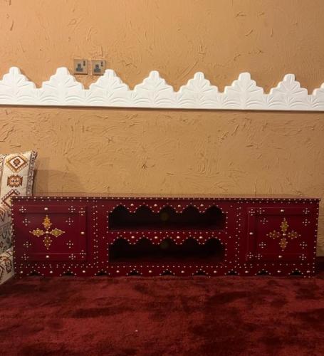 طاولة تلفزيون تراثية مترين