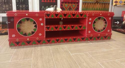 طاولة تلفزيون مقاس متر ونص