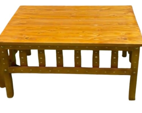 طاولة خشب كبيرة