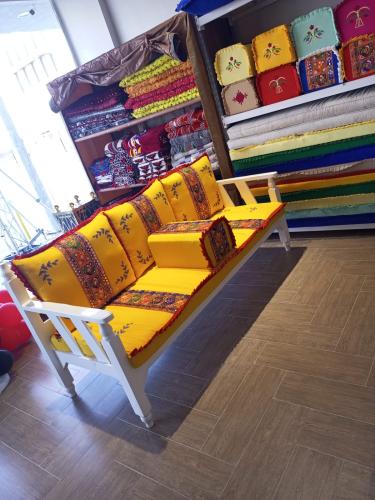 جلسة تطريز هندي مع كرسي خشب