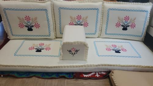 جلسة ارضية تطريز سماوي