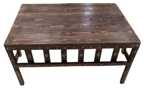 طاولة خشب كبيرة