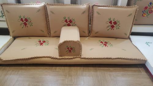 جلسة ارضية تطريز جوري احمر