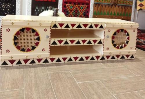 طاولة تلفزيون مقاس متر و٨٠ سم