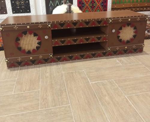 طاولة تلفزيون مقاس متر ونص