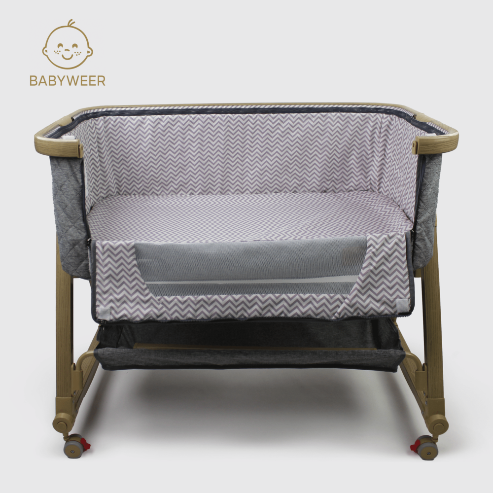 سرير مواليد رمادي فاتح مرتبة آمنة تهوية جانبية قواعد خشبية