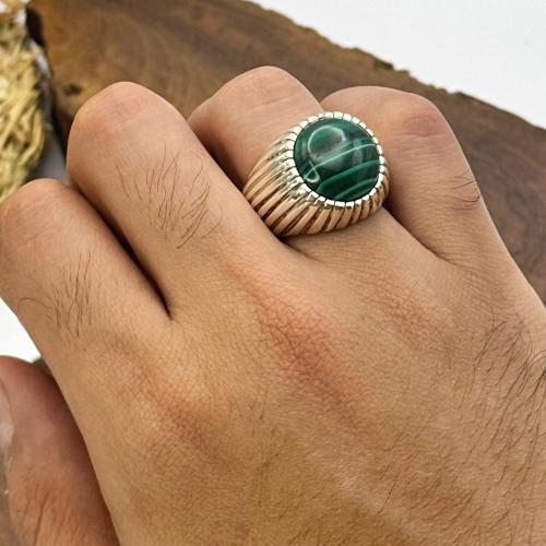 خاتم متوج بحجر الملكيت الطبيعي