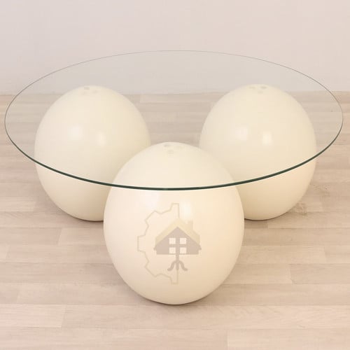 طاولة ضيافة شكل كور رخام ناعم بلون بيج وسطح زجاج