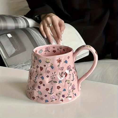 كوب قهوة سيراميك زهرى معزول