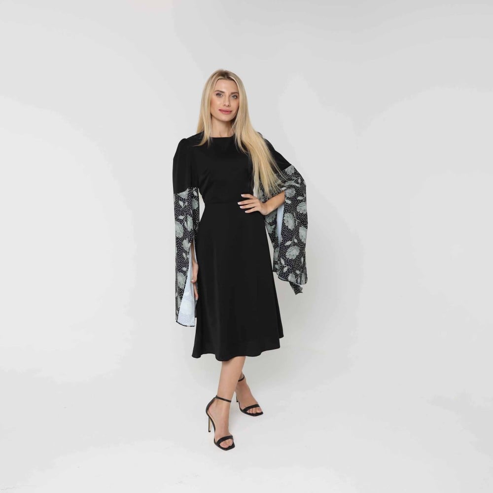 فستان أسود متوسط الطول بأكمام جرس