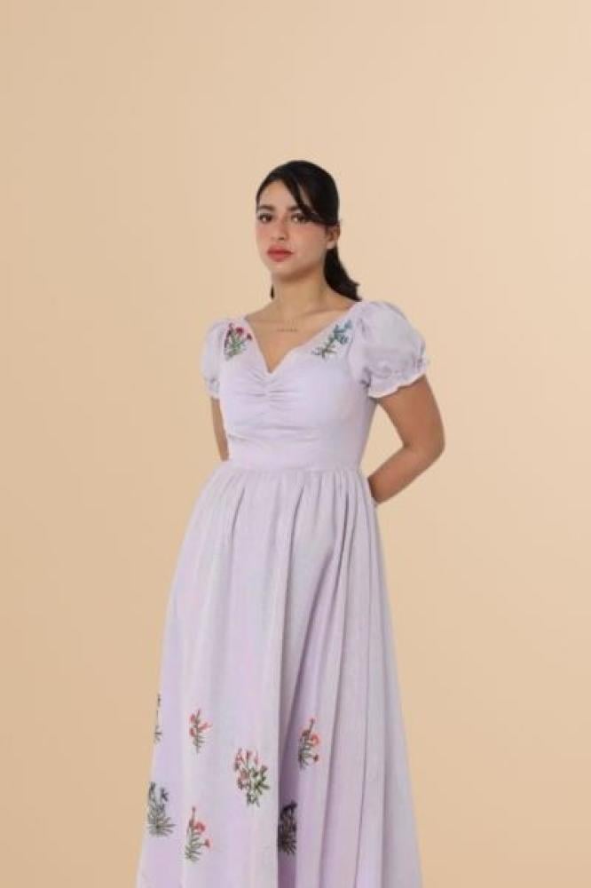 فستان بنفسجي مطرز بالزهور