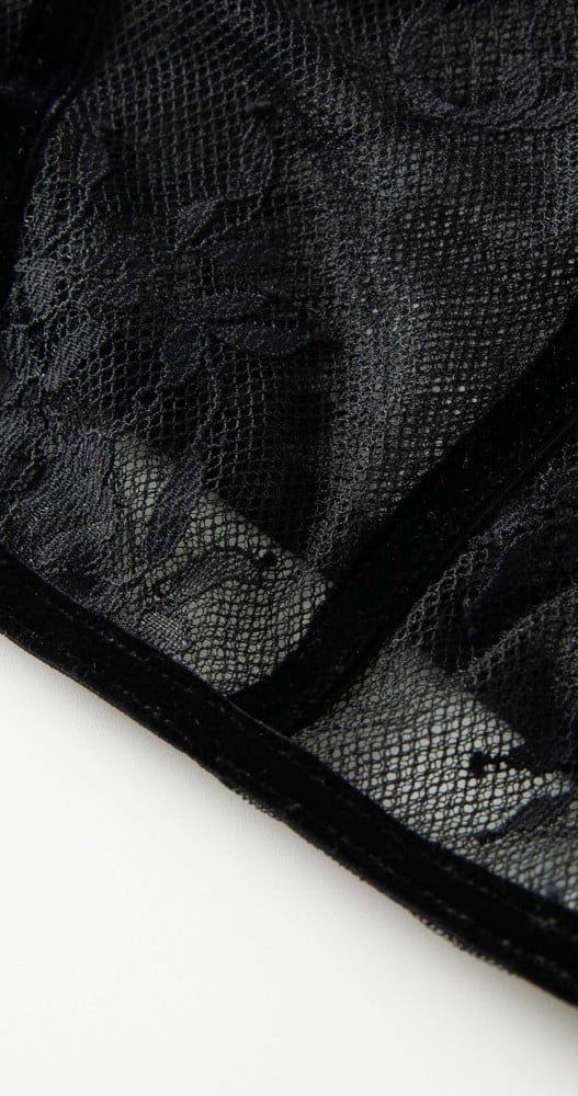 بلوزة دانتل سوداء