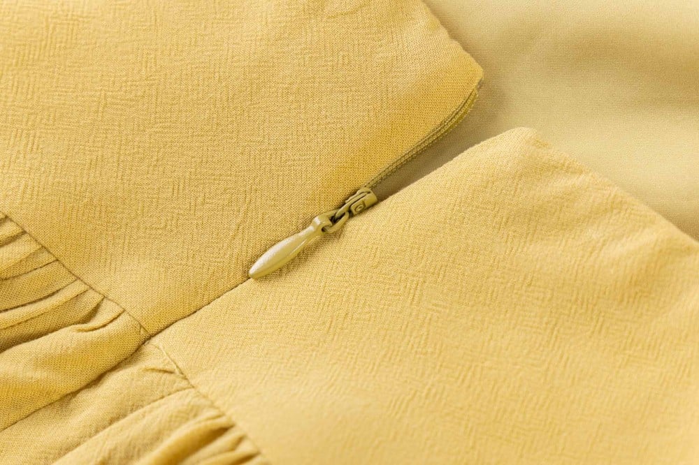 فستان أصفر زاهي