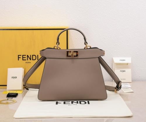 حقيبة PEEKABOO من FENDI