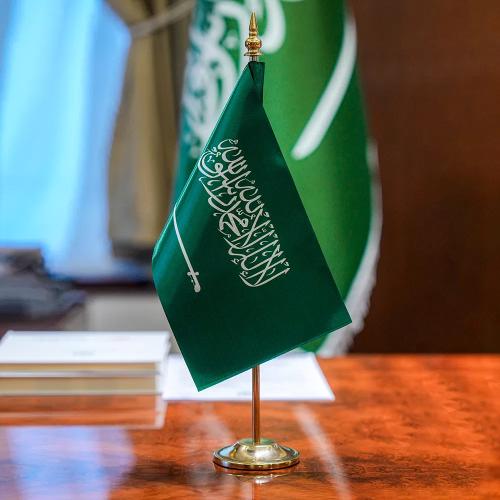 علم قماش مكتبي صغير مع قاعدة