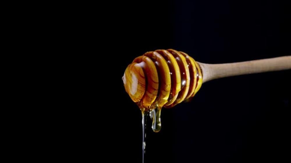 ما هي الملعقة المناسبة لتناول العسل وكيف تختارها بعناية