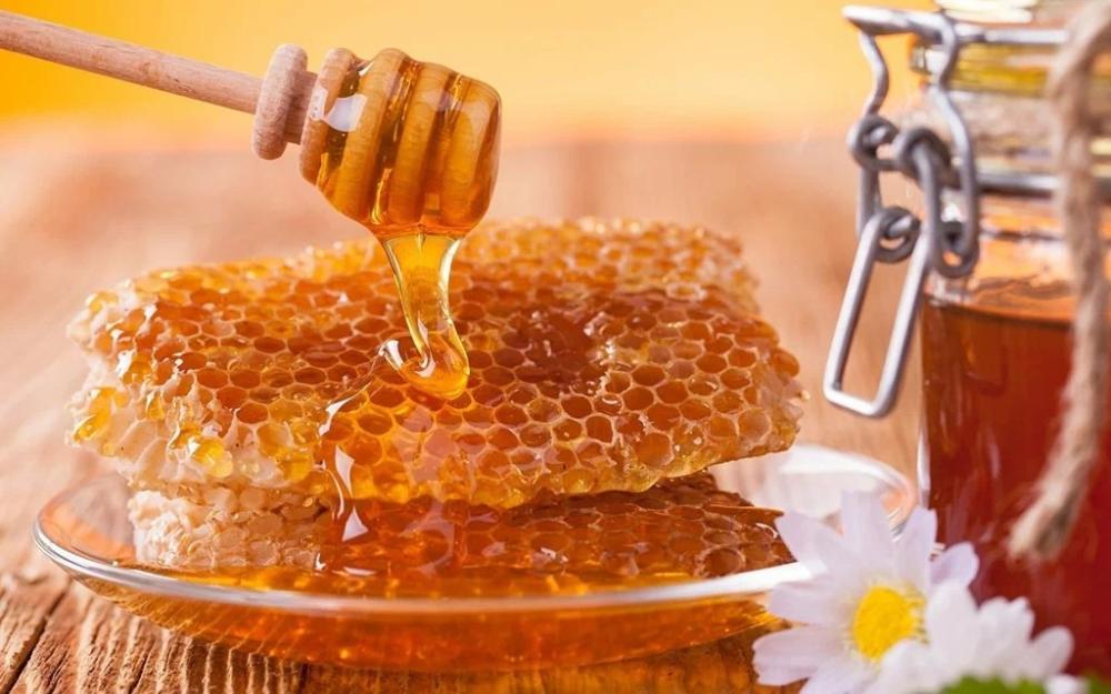 هل العسل الطبيعي له تاريخ انتهاء صلاحية؟ الحقيقة العلمية الكاملة وطرق حفظه لسنوات