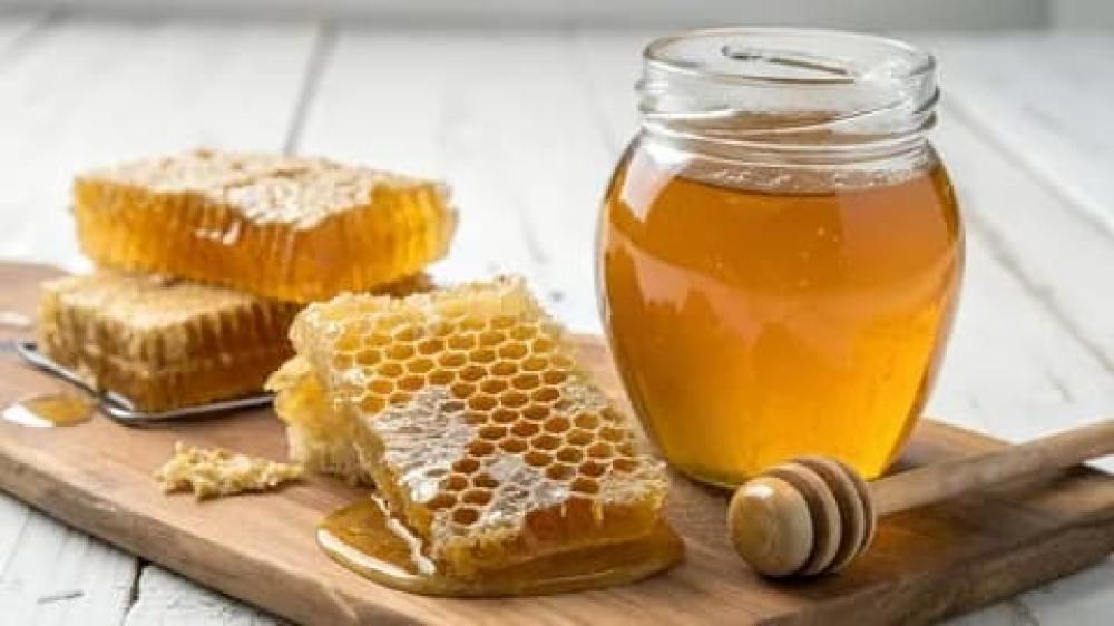 ما هو العسل الحر؟ كل ما تحتاج معرفته عن العسل الطبيعي في السعودية