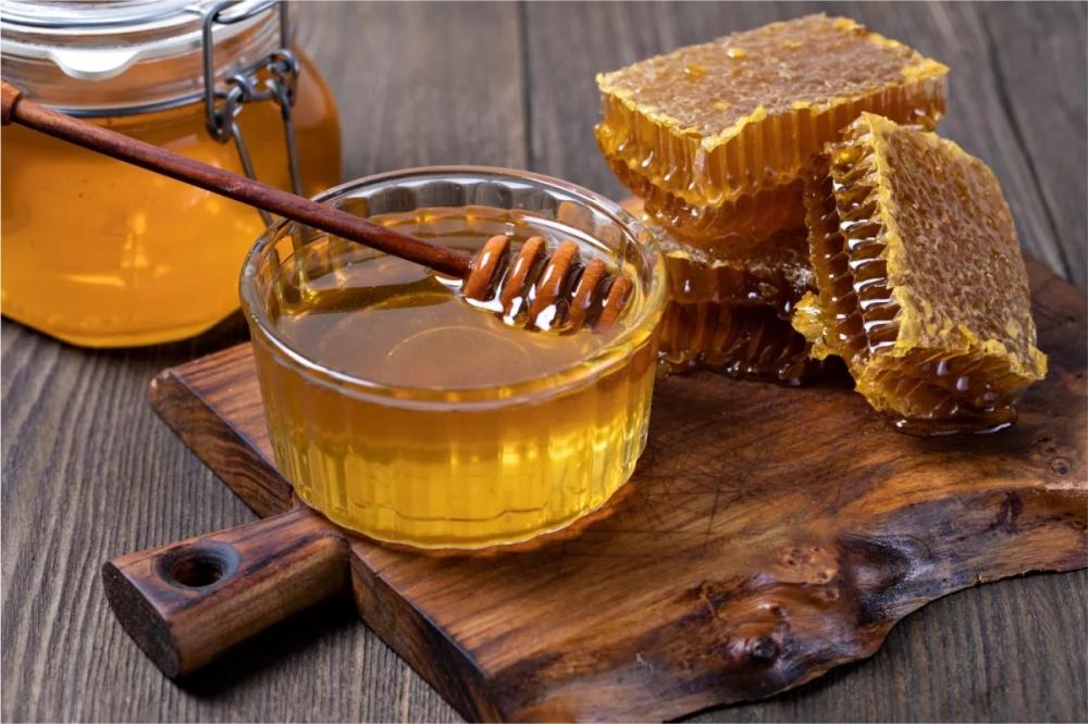 الفرق بين عسل النحل وعسل الجلوكوز