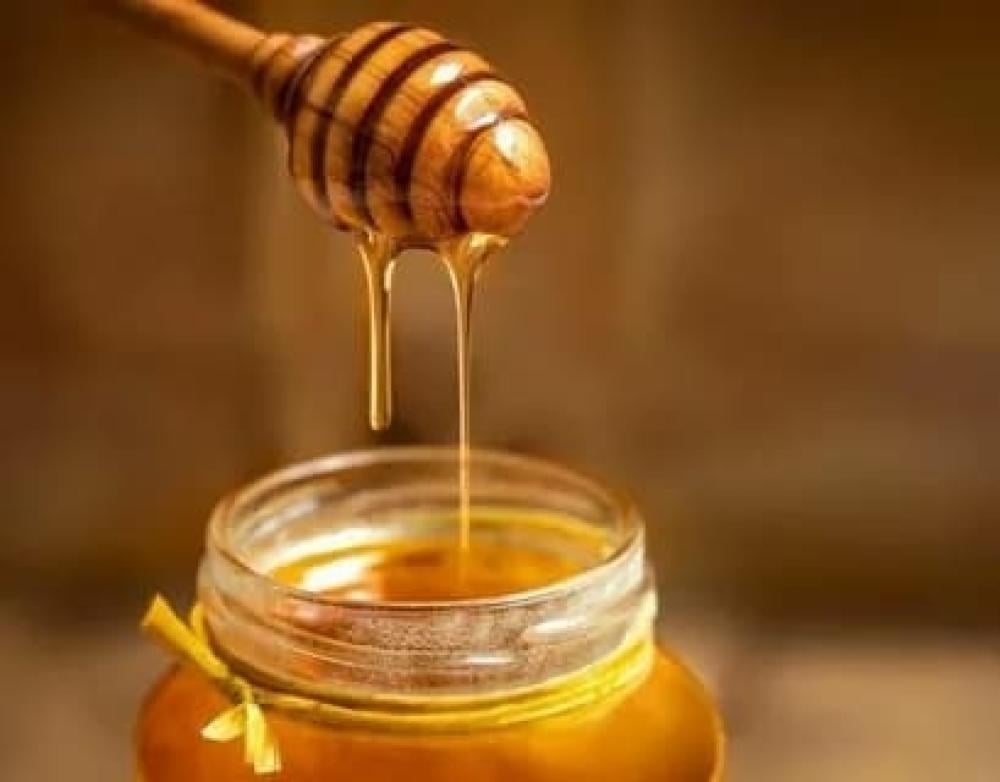 هل العسل ينظف البطن؟ دليل شامل لفوائد العسل للمعدة والقولون