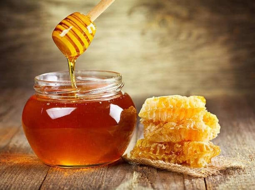 كم نسبة السكر في العسل الطبيعي؟ كل ما تحتاج معرفته
