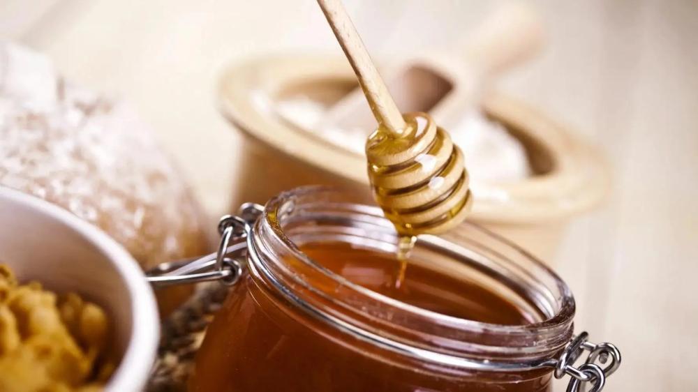 أضرار العسل الملكي للجماع: الدليل الشامل للآثار الجانبية والتحذيرات الطبية