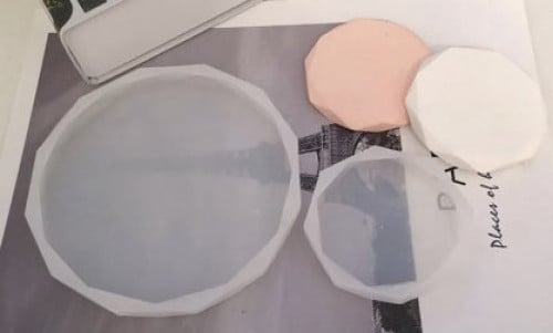 قالب متعرج الأطراف صغير