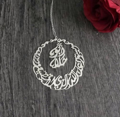 تعليقة سيارة بالاسم